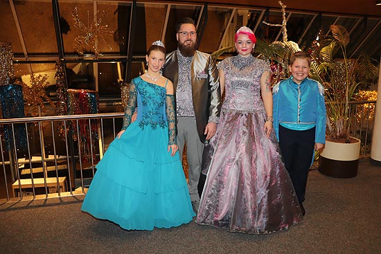 Narrhalla Oberschleißheim Prinzenpaare 2019: Kinderprinzessin Rebecca I.,, Faschingsprinz Tommy I., Faschingsprinzessin Saskia I.,  Kinderprinz Benjamin I. (©Foto:  Martin Schmitz)